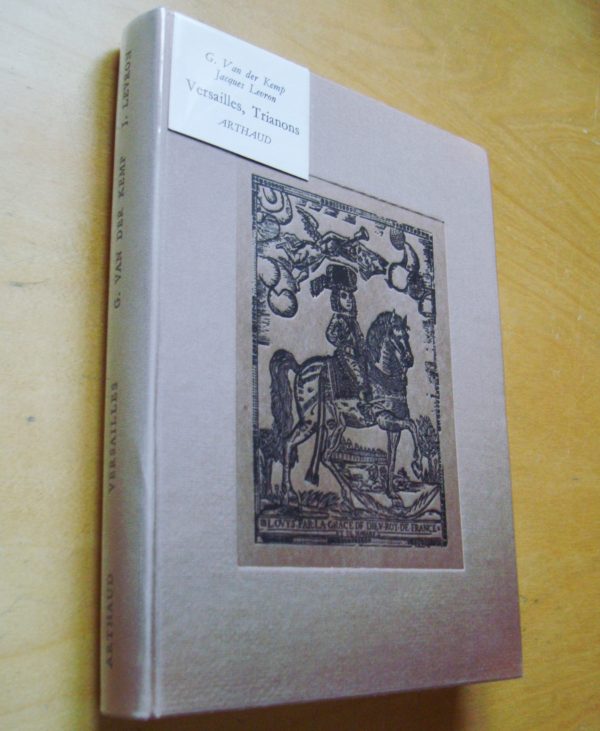 G. Van Der Kemp J. Levron Versailles Trianons Couverture de Chapelain-Midy Ouvrage orné de 184 photographies Arthaud Les Beaux Pays 1957 + carte